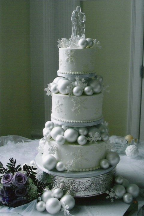 6 Super Dreamy Winter Wonderland Wedding Cakes