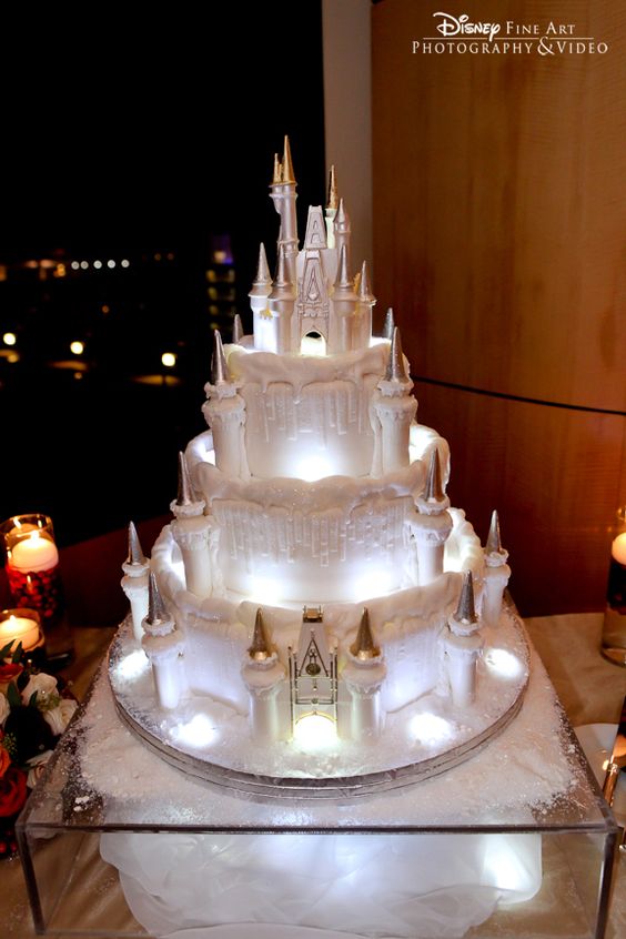 6 Super Dreamy Winter Wonderland Wedding  Cakes 